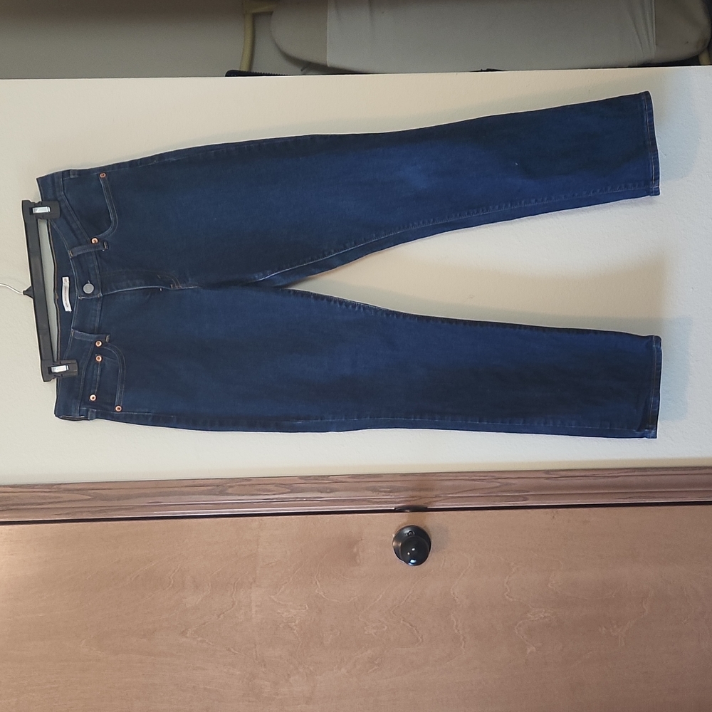 Ladies Levi brand 414 relaxed strait sz 29